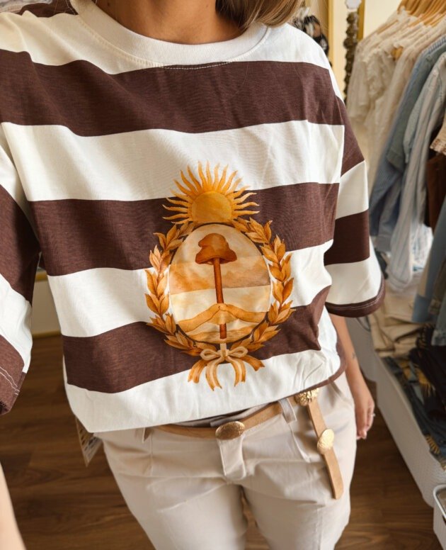 REMERA ESCUDO MARRÓN Y BLANCO