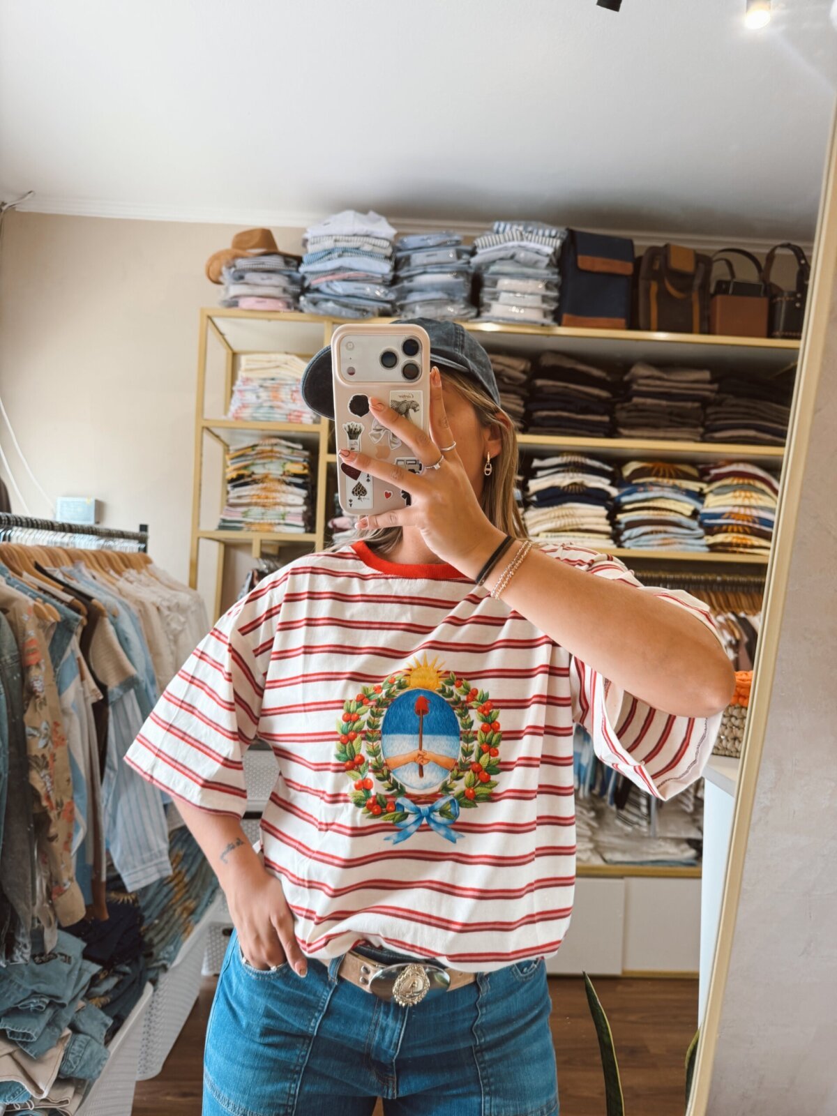 REMERA RAYADA ROJO ESCUDO COLORES