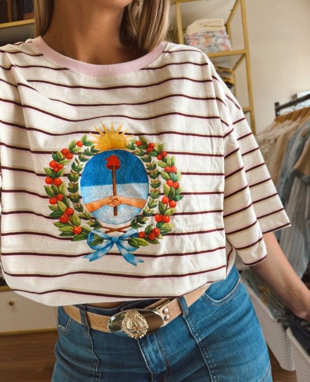 REMERA RAYADA ROSA ESCUDO COLORES