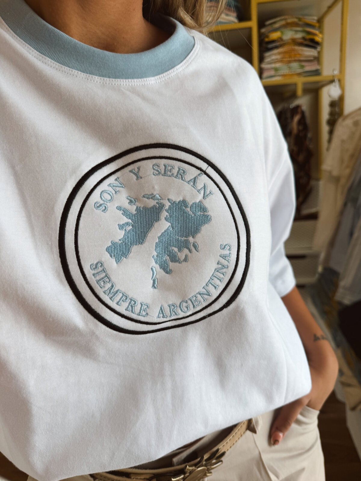 REMERA MALVINAS BLANCA BORDADA - Image 2
