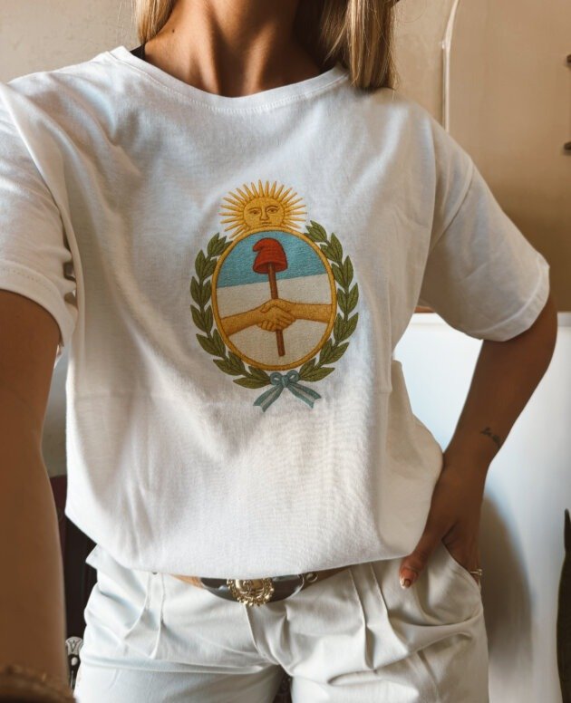 REMERA ESCUDO