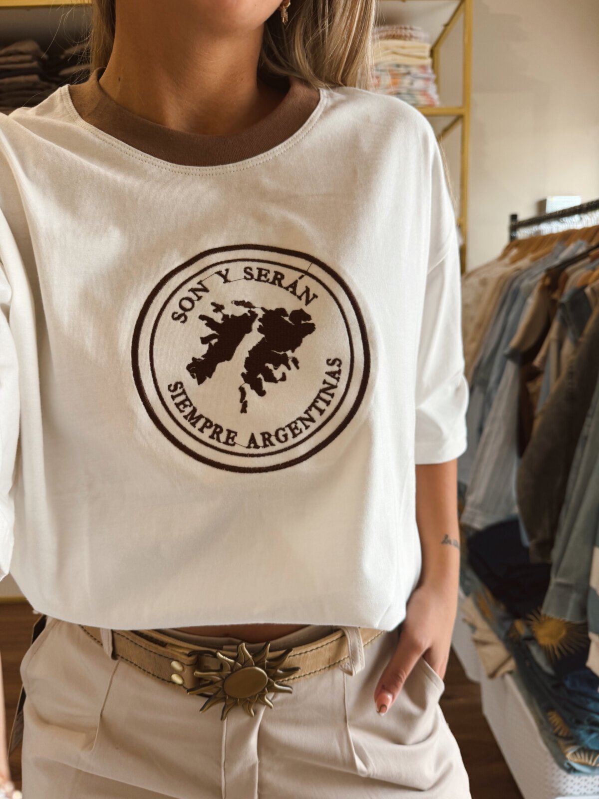 REMERA MALVINAS NATURAL BORDADA