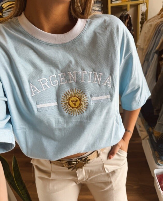 REMERA CELESTE ARGENTINA Y BANDERAS BORDADA