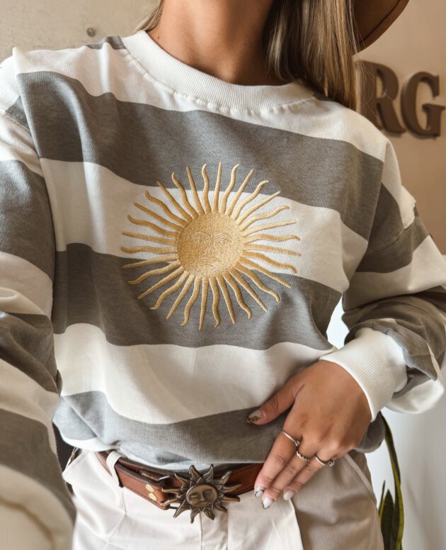 BUZO RAYADO SOL DE MAYO BORDADO GRIS