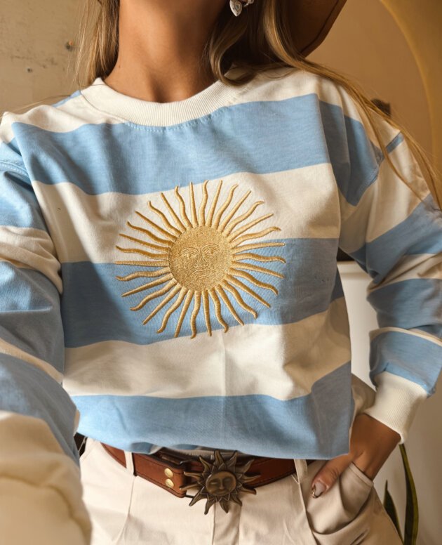 BUZO RAYADO SOL DE MAYO BORDADO CELESTE