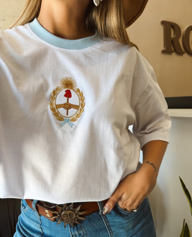 REMERA ESCUDO CUELLO CELESTE