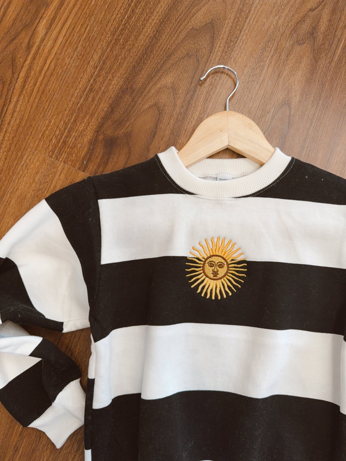 BUZO SOL DE MAYO NIÑO NEGRO - Image 3