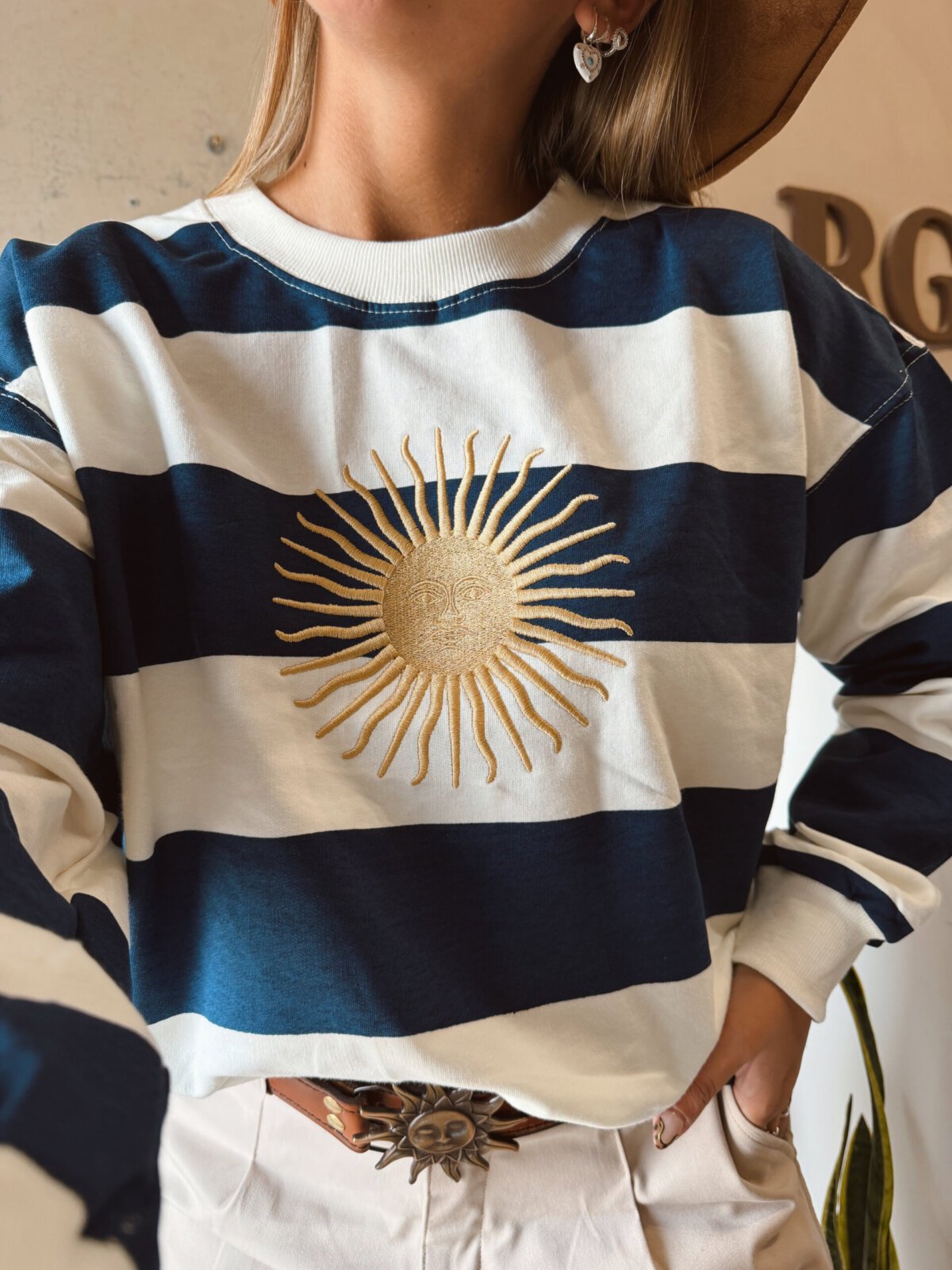 BUZO RAYADO SOL DE MAYO BORDADO AZUL