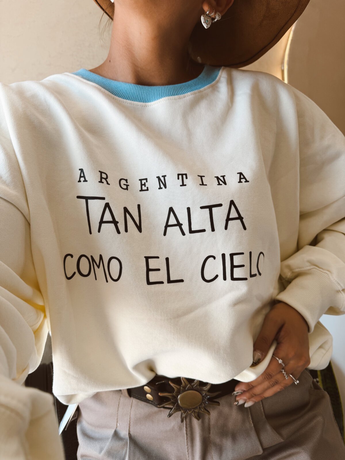 BUZO TAN ALTA COMO EL CIELO