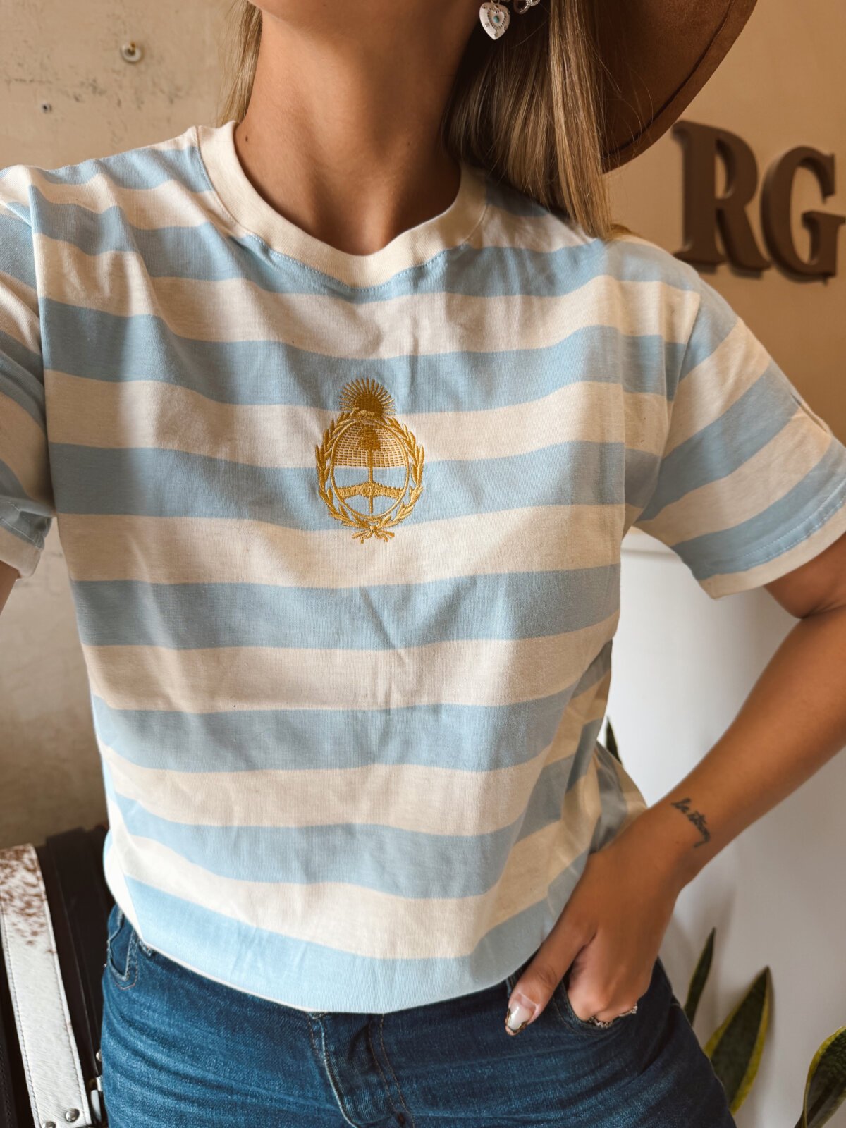 REMERA ESCUDO BORDADO