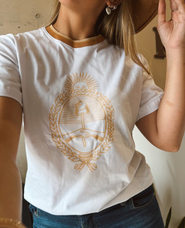 REMERA ESCUDO CUELLO DORADO
