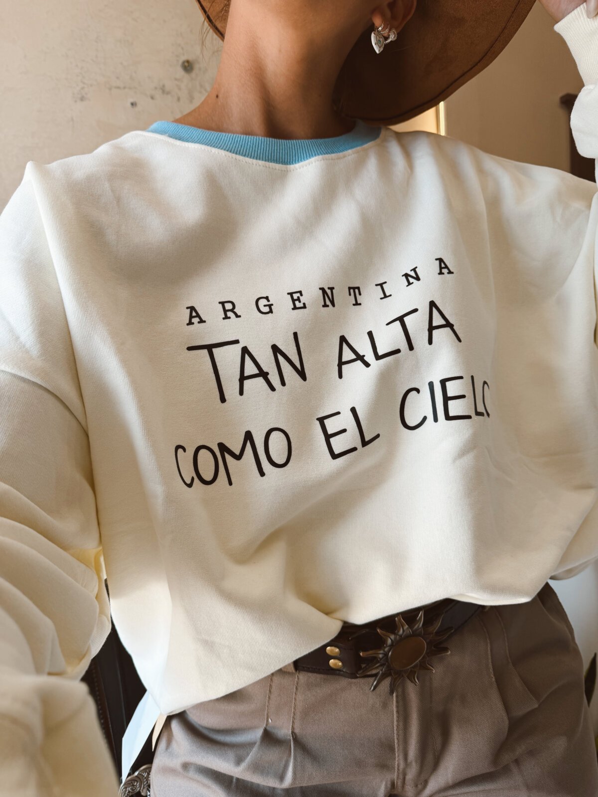 BUZO TAN ALTA COMO EL CIELO - Image 2