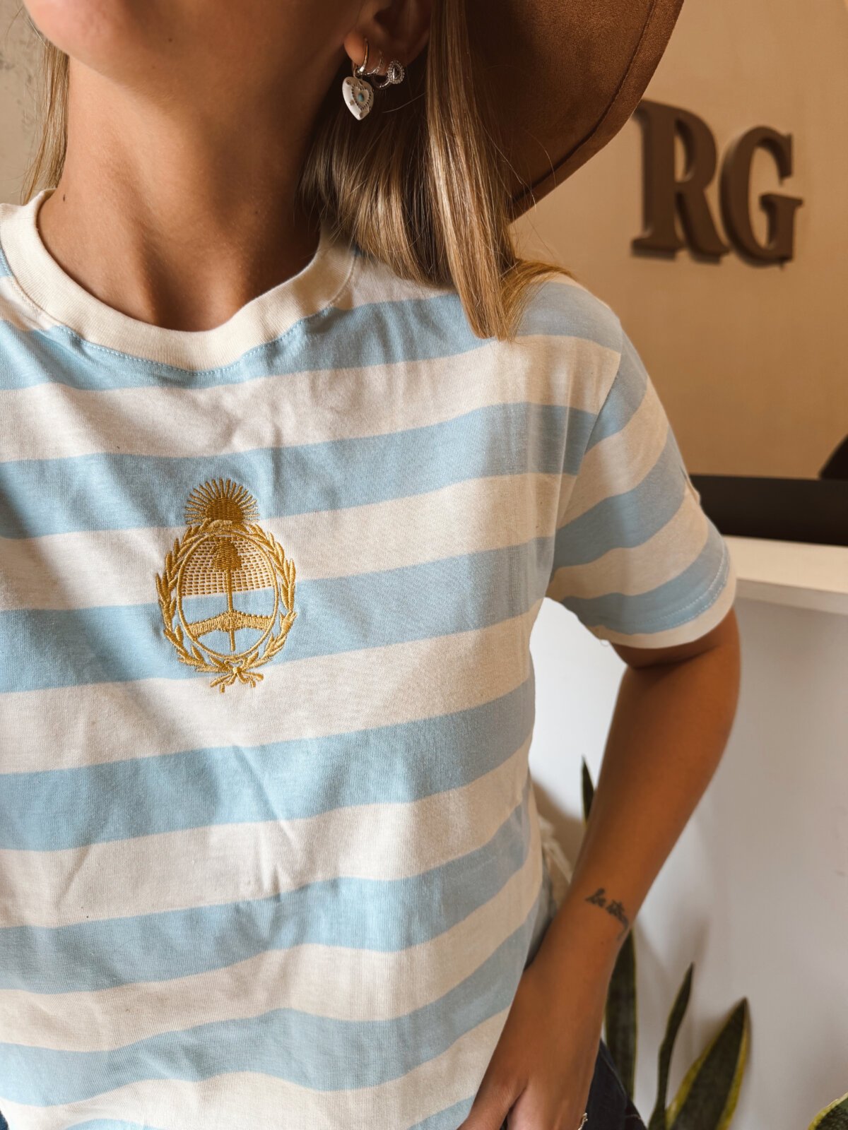 REMERA ESCUDO BORDADO - Image 2