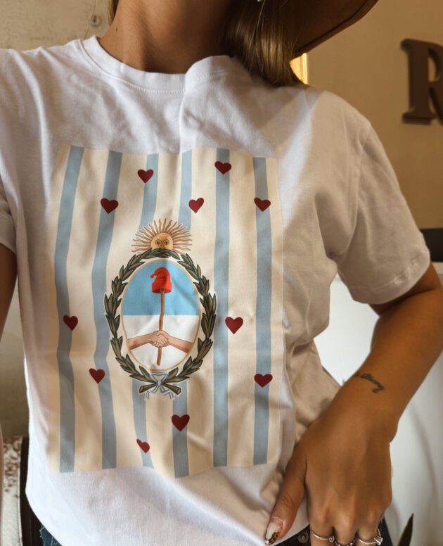 REMERA ESCUDO CORAZONES