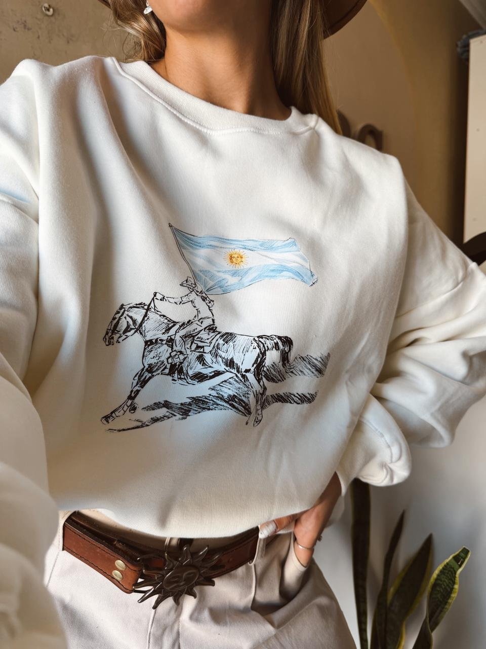 BUZO BANDERA GAUCHA FRISA CREMA