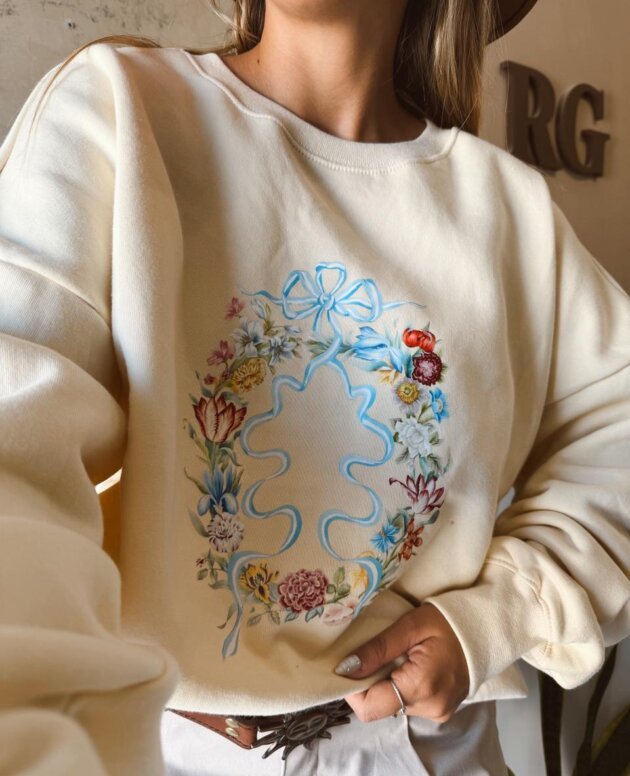 BUZO LAZO Y FLORES CREMA OSCURO FRISA