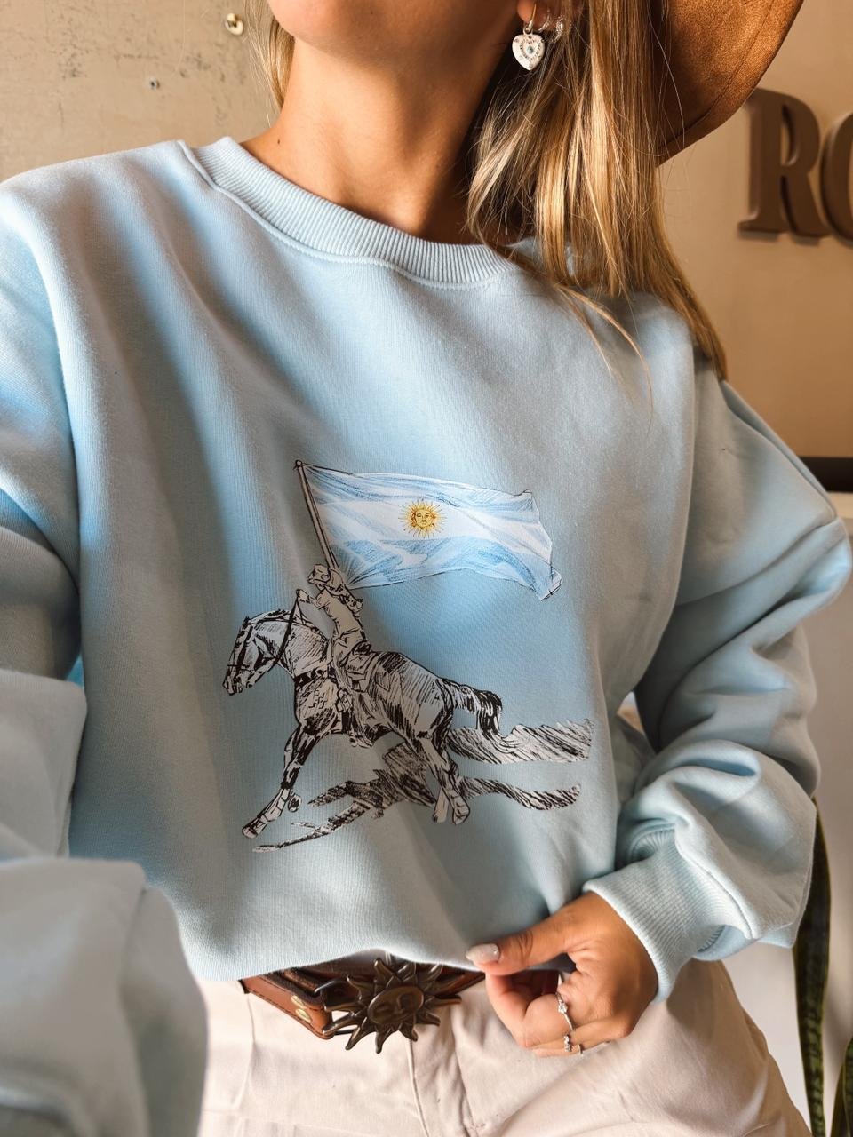 BUZO BANDERA GAUCHA FRISA CELESTE