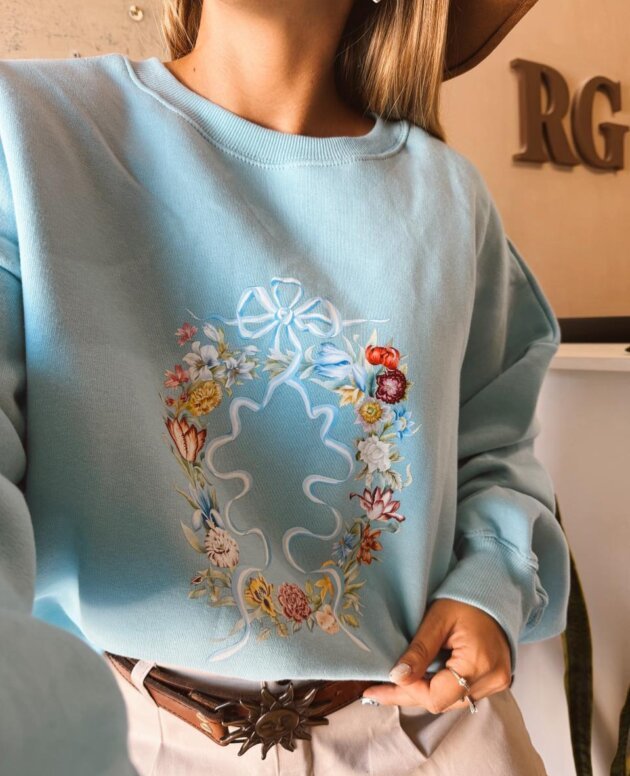 BUZO LAZO Y FLORES CELESTE FRISA