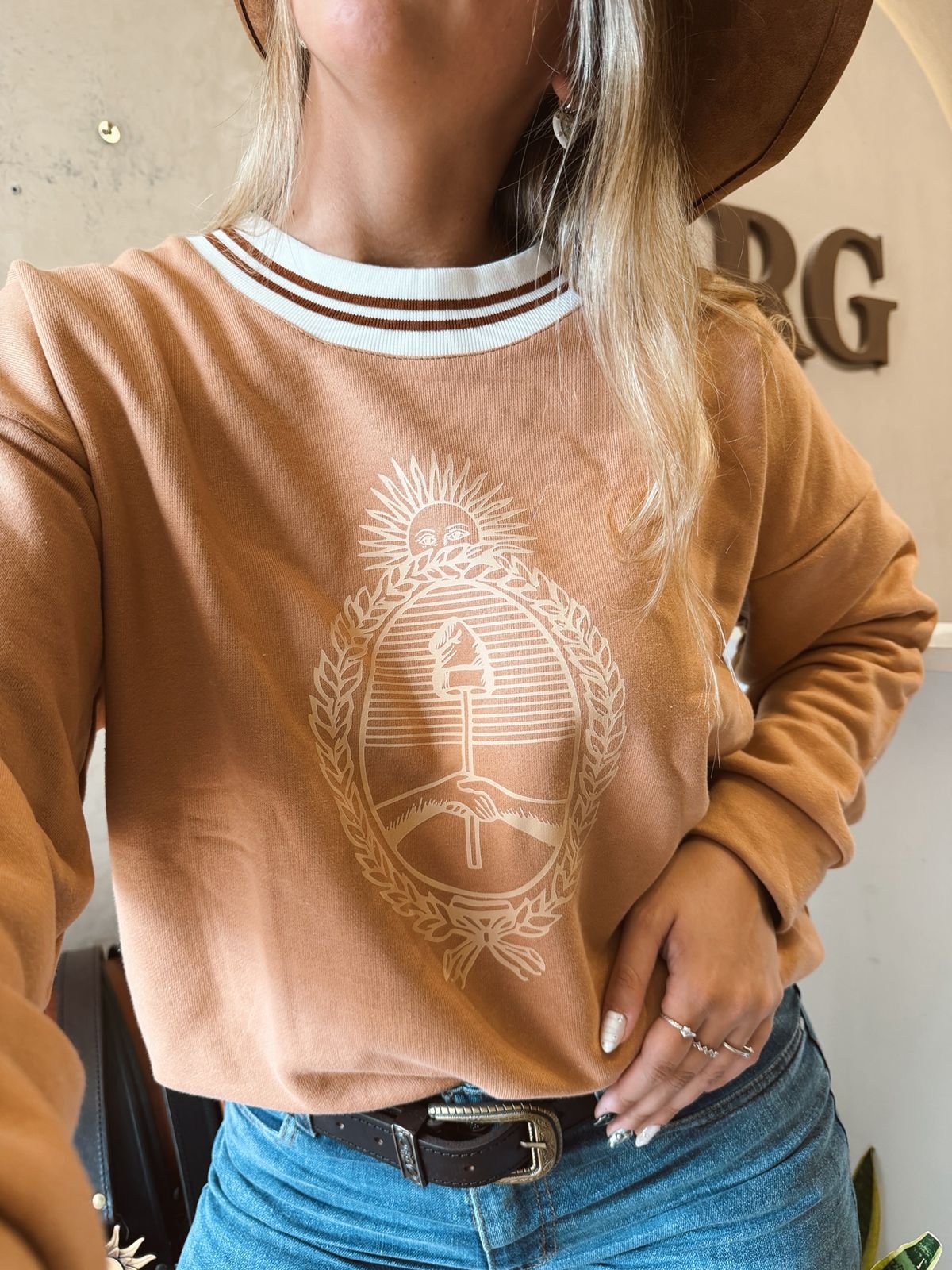 BUZO ESCUDO CUELLO DORADO - Image 2