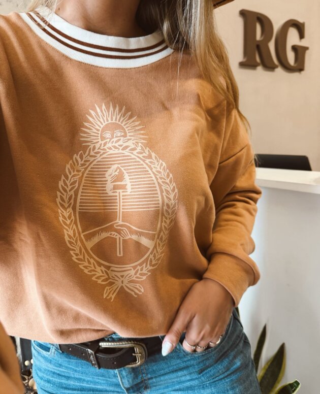 BUZO ESCUDO CUELLO DORADO