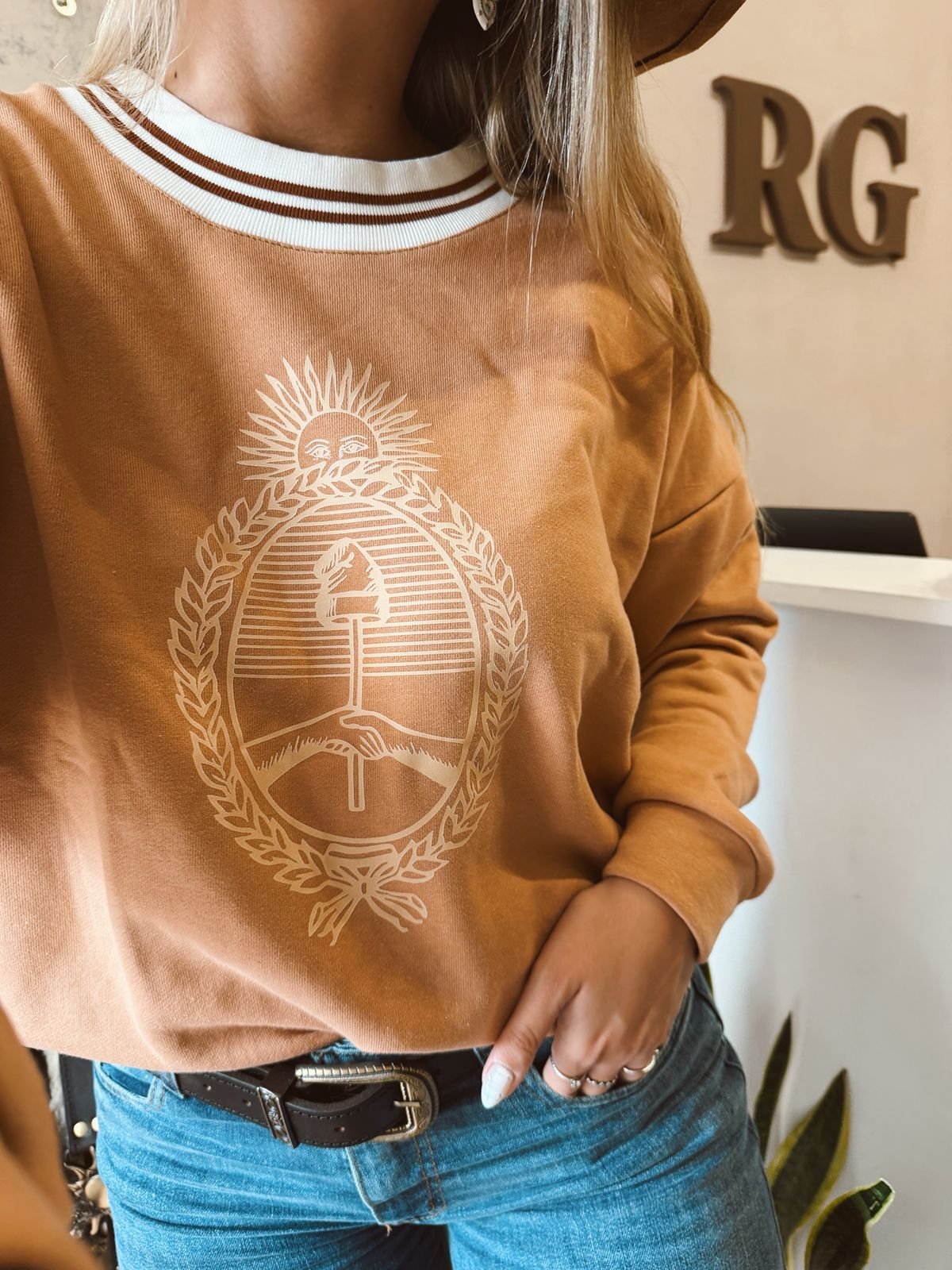 BUZO ESCUDO CUELLO DORADO