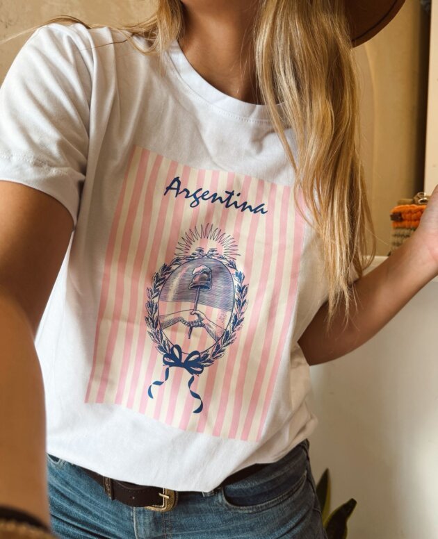 REMERA ESCUDO RAYAS ROSAS