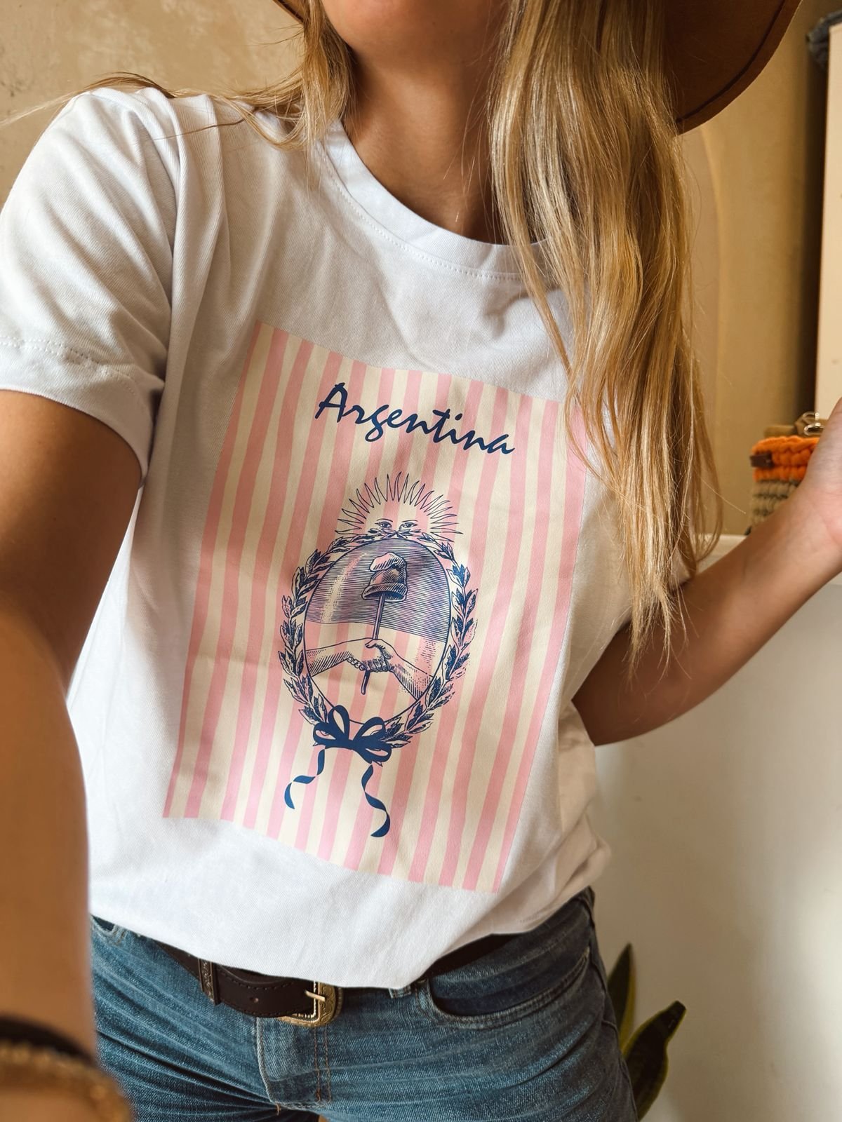 REMERA ESCUDO RAYAS ROSAS