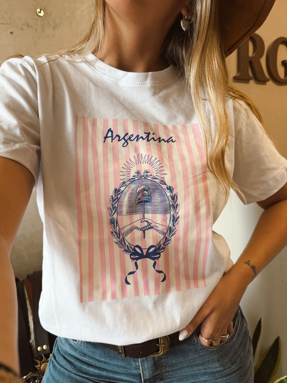 REMERA ESCUDO RAYAS ROSAS - Image 2