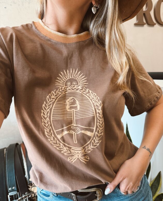 REMERA ESCUDO CUELLO DORADO