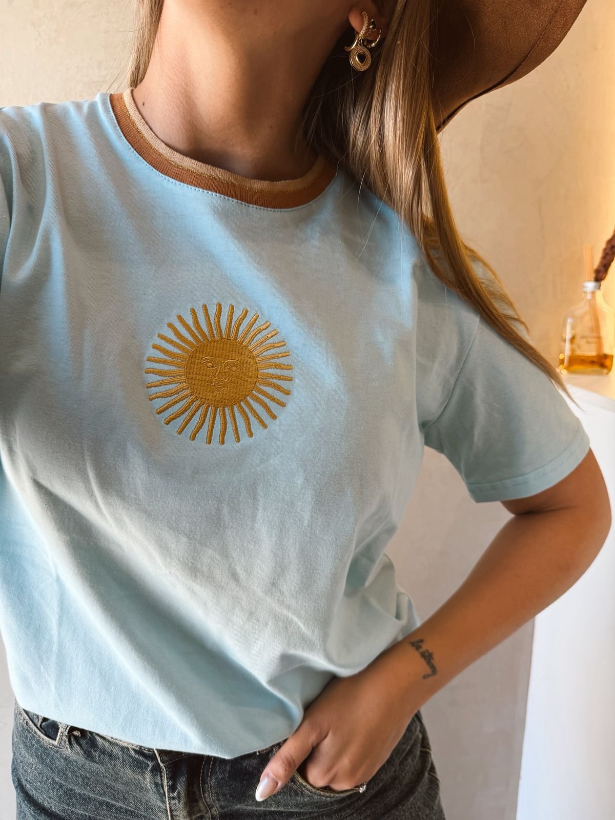 REMERA SOL CELESTE CUELLO SALE - Image 2