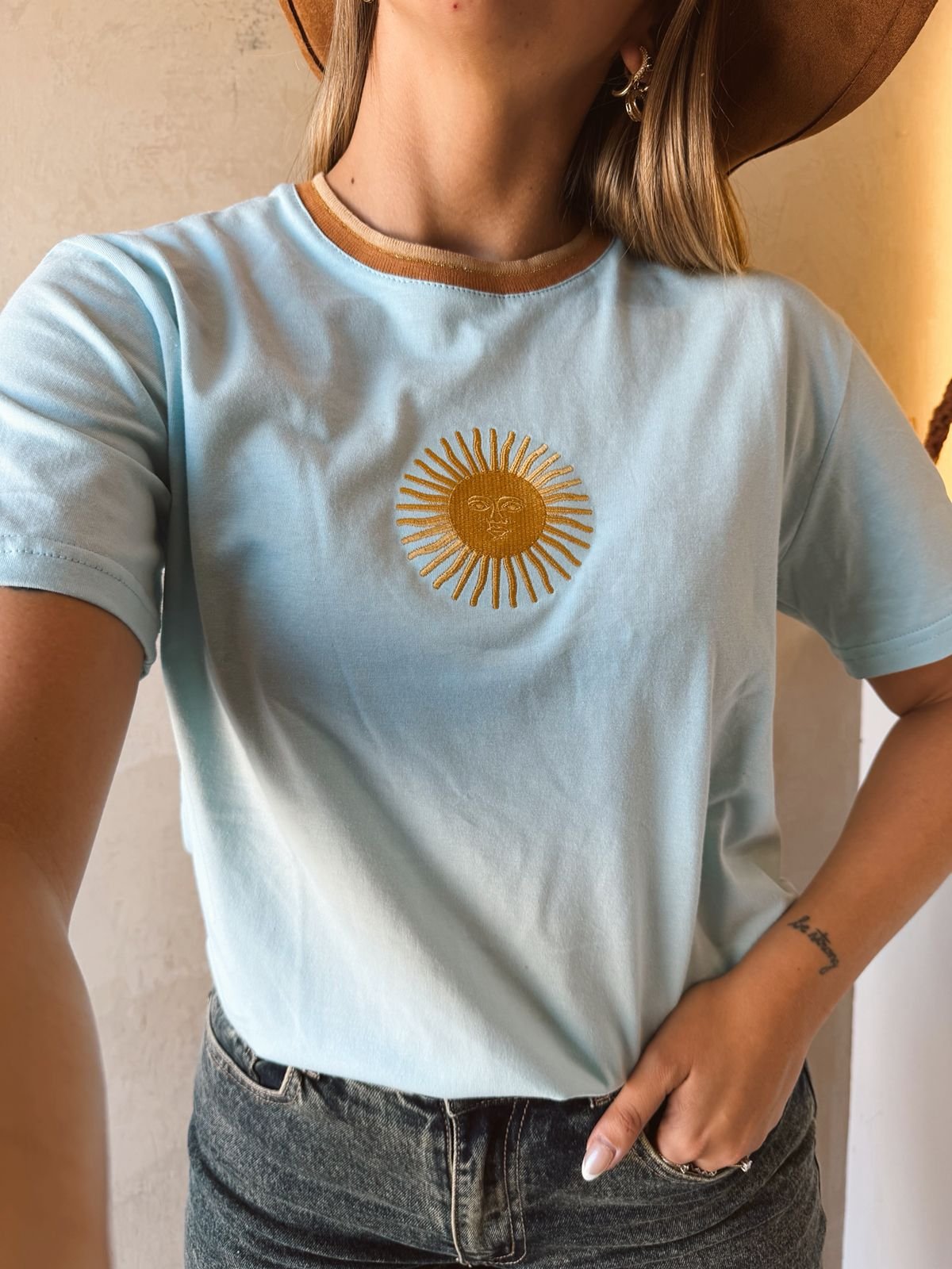 REMERA SOL CELESTE CUELLO SALE