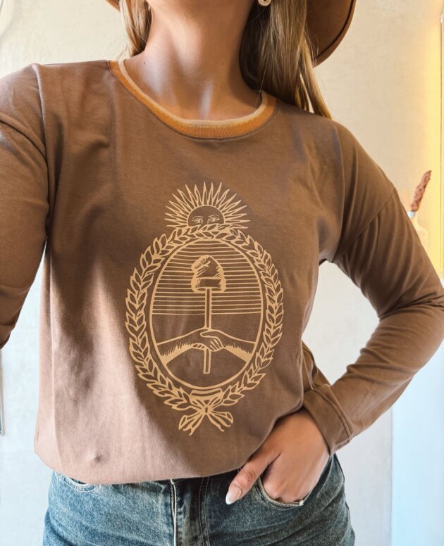 REMERA MANGA LARGA ESCUDO CUELLO
