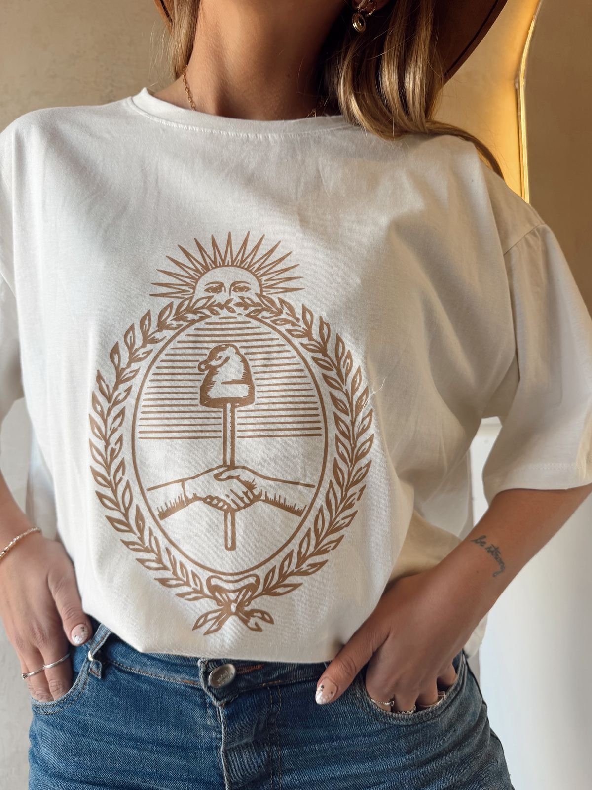 REMERA ESCUDO CREMA