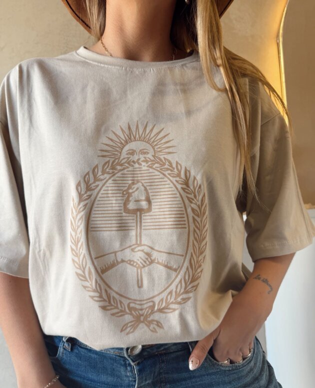 REMERA ESCUDO BEIGE
