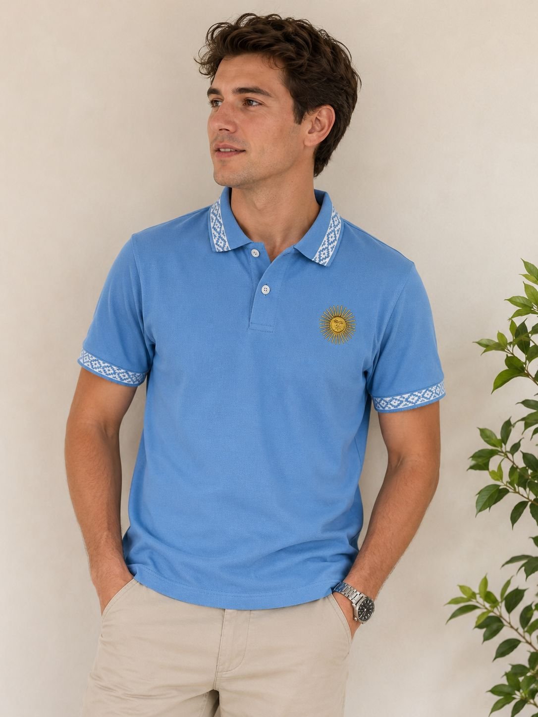CHOMBA CELESTE SOL BORDADO HOMBRE