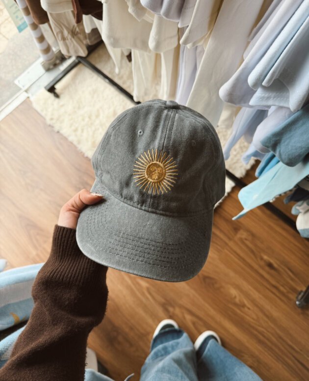 GORRA SOL DE MAYO GRIS