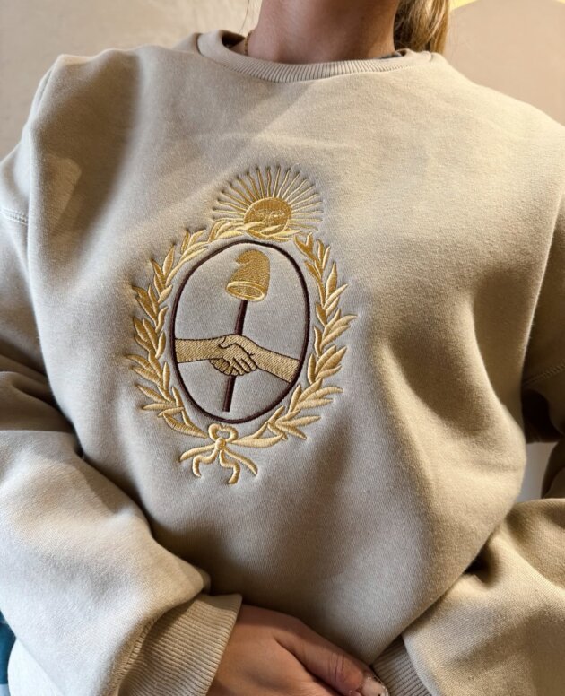 BUZO ESCUDO NACIONAL FRISA BORDADO BEIGE