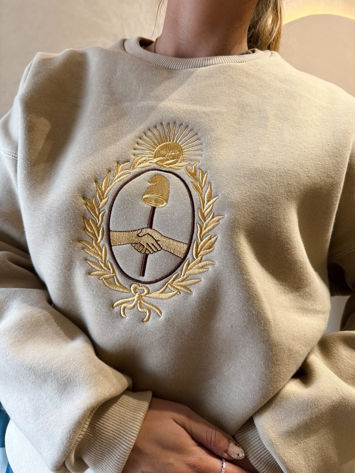 BUZO ESCUDO NACIONAL FRISA BORDADO BEIGE