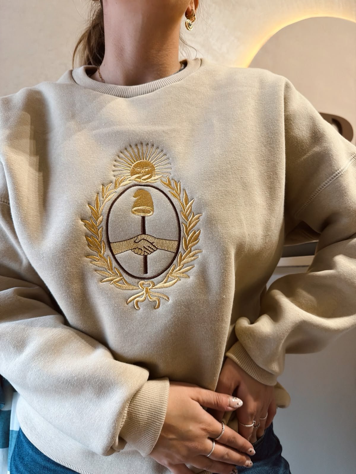BUZO ESCUDO NACIONAL FRISA BORDADO BEIGE - Image 2