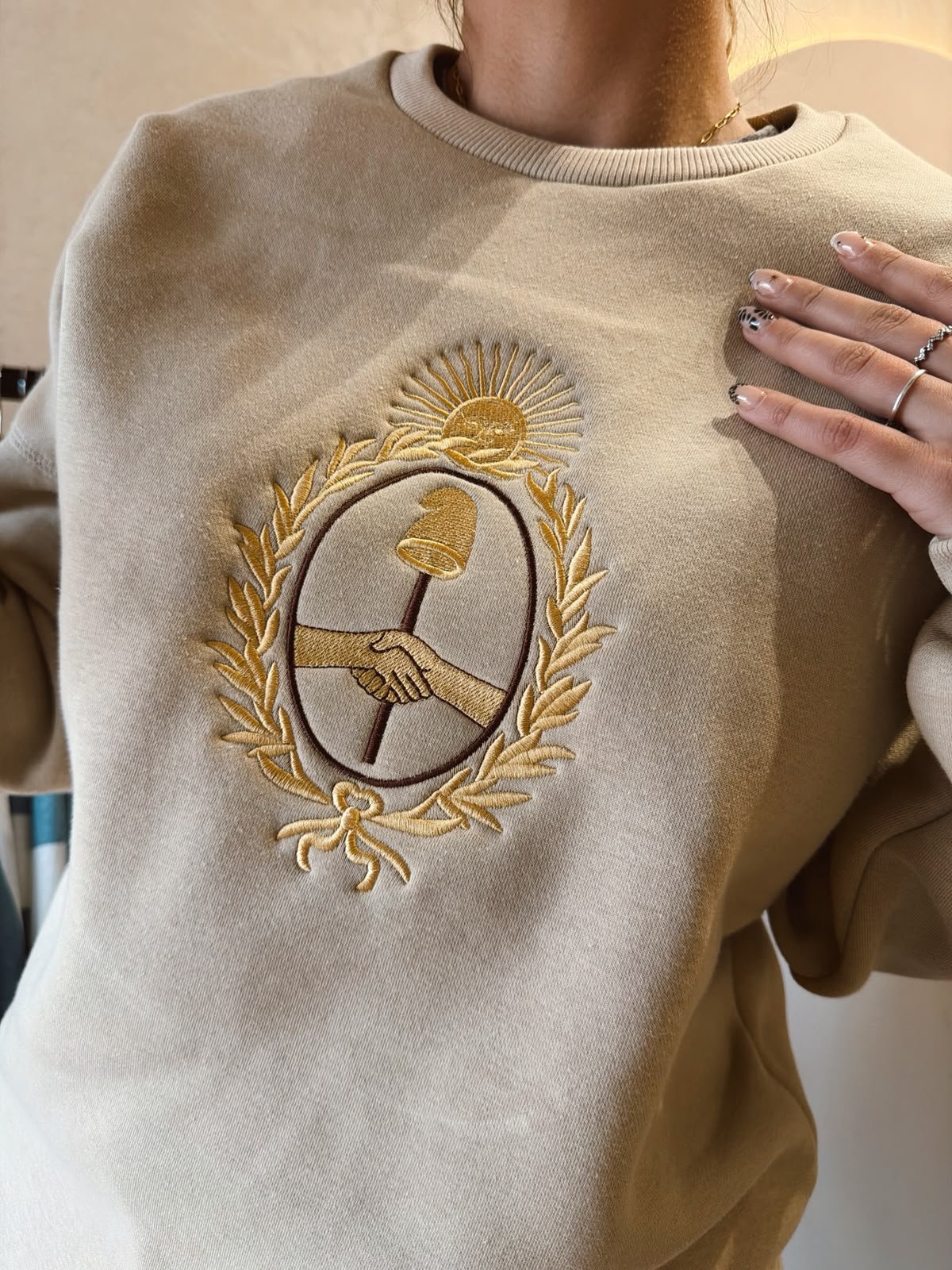 BUZO ESCUDO NACIONAL FRISA BORDADO BEIGE - Image 3