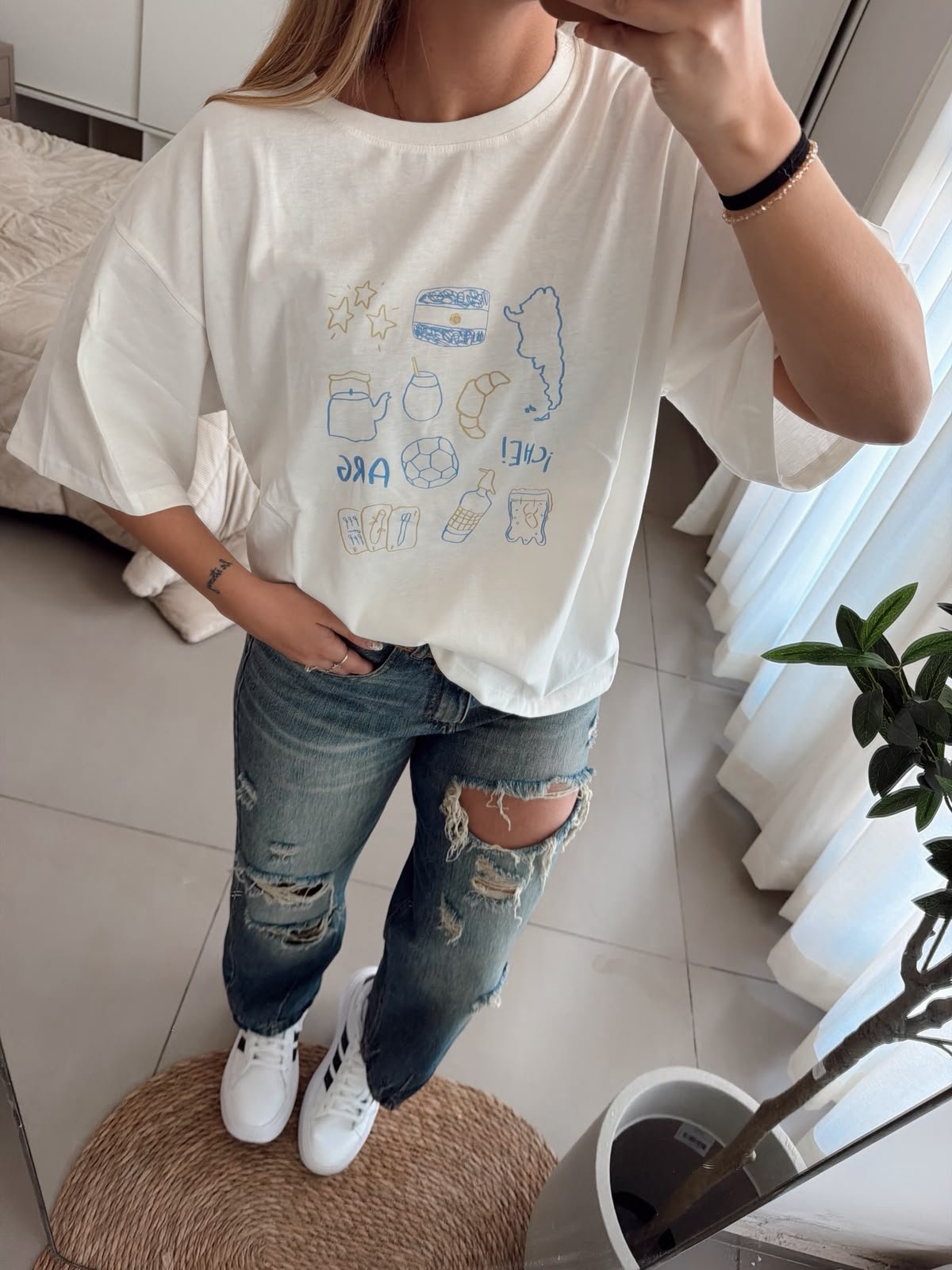 REMERA ICONOS CREMA
