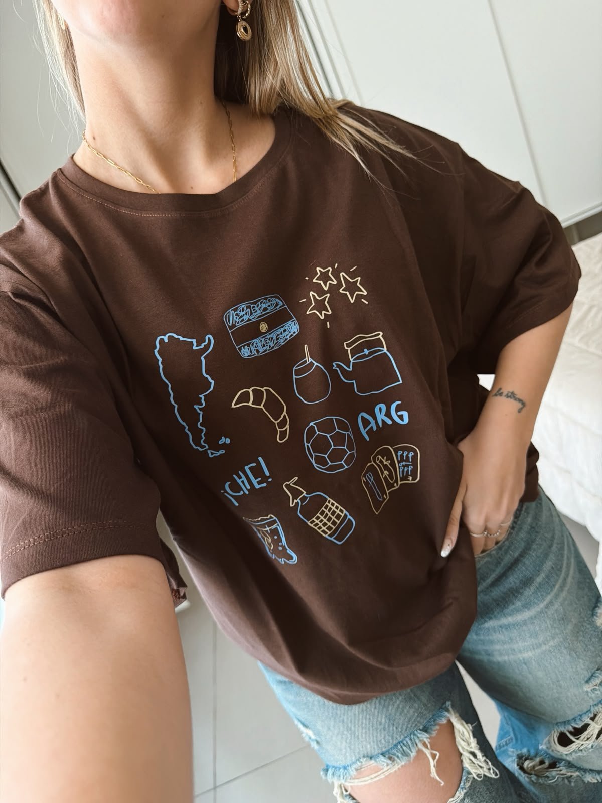 REMERA ICONOS MARRON - Image 2