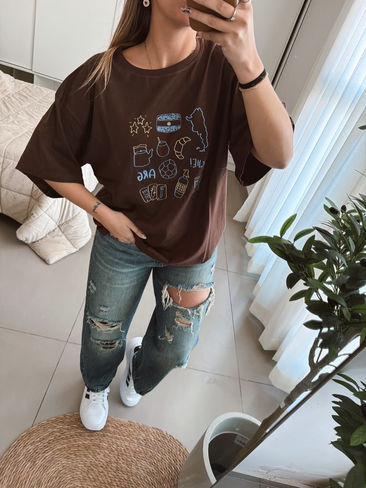 REMERA ICONOS MARRON