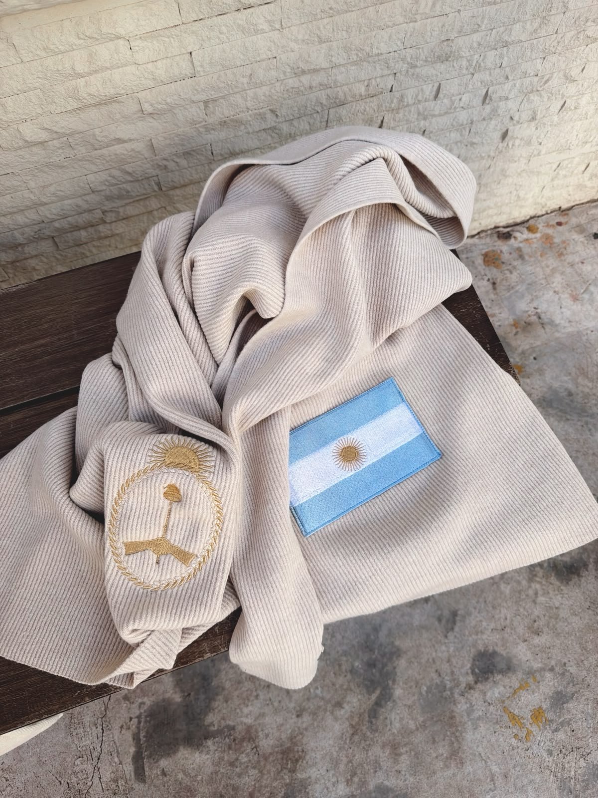 BUFANDA BORDADA BANDERA Y ESCUDO NACIONAL - Image 3