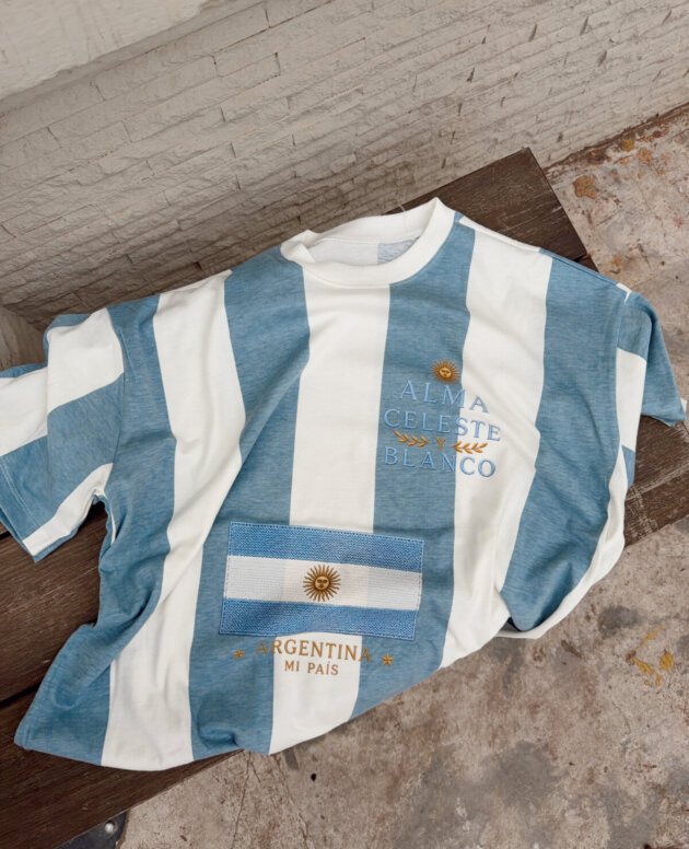 REMERA CELESTE Y BLANCO