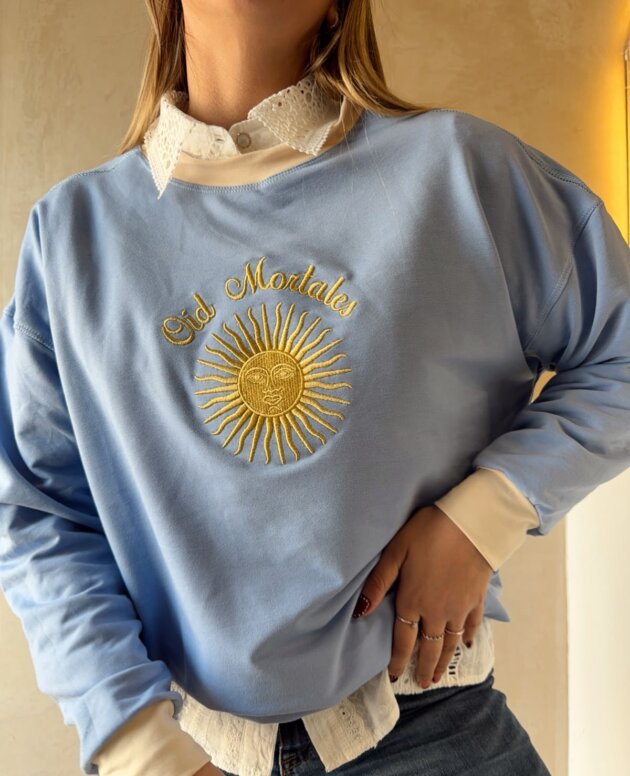 BUZO OID MORTALES CELESTE CON CREMA