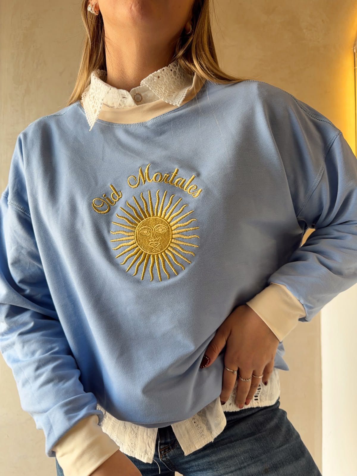 BUZO OID MORTALES CELESTE CON CREMA