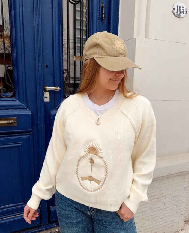 SWEATER V ESCUDO BORDADO