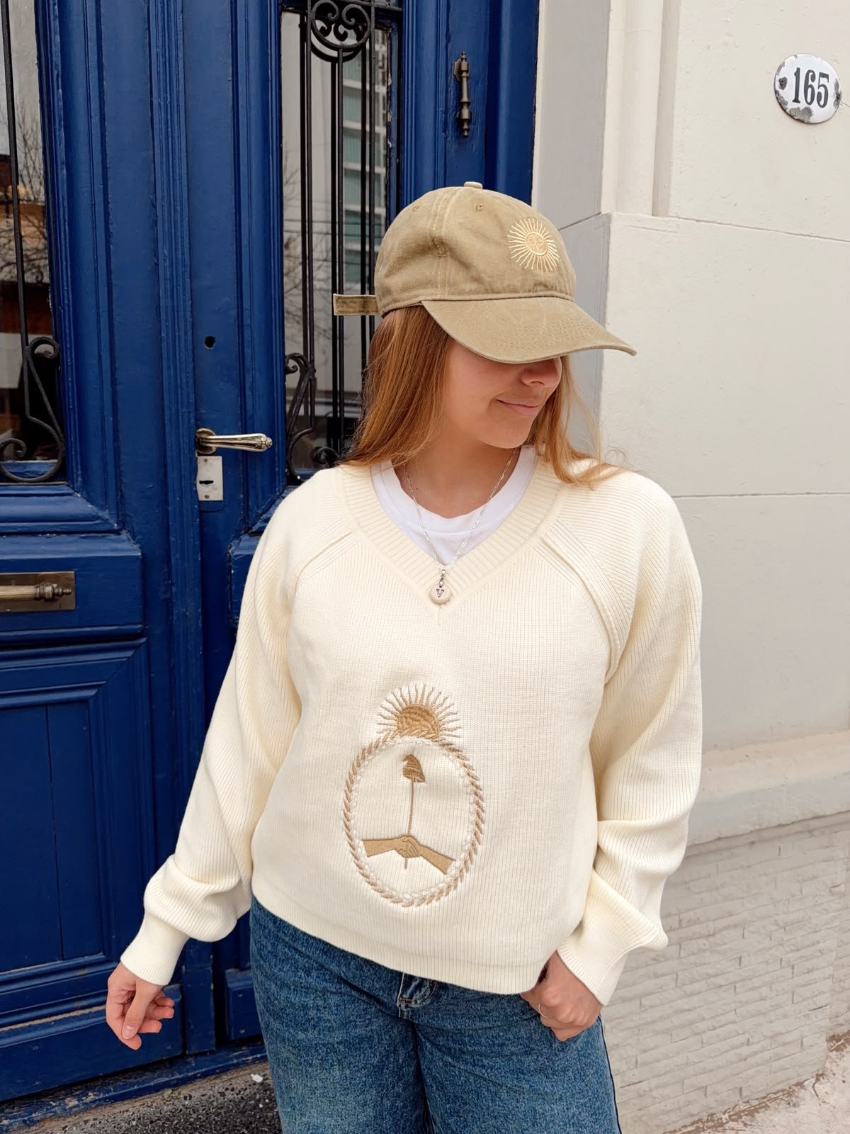 SWEATER V ESCUDO BORDADO