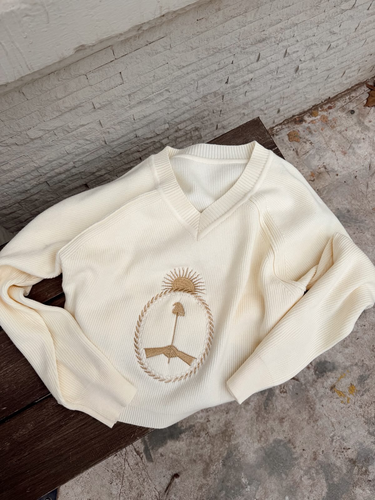 SWEATER V ESCUDO BORDADO - Image 2